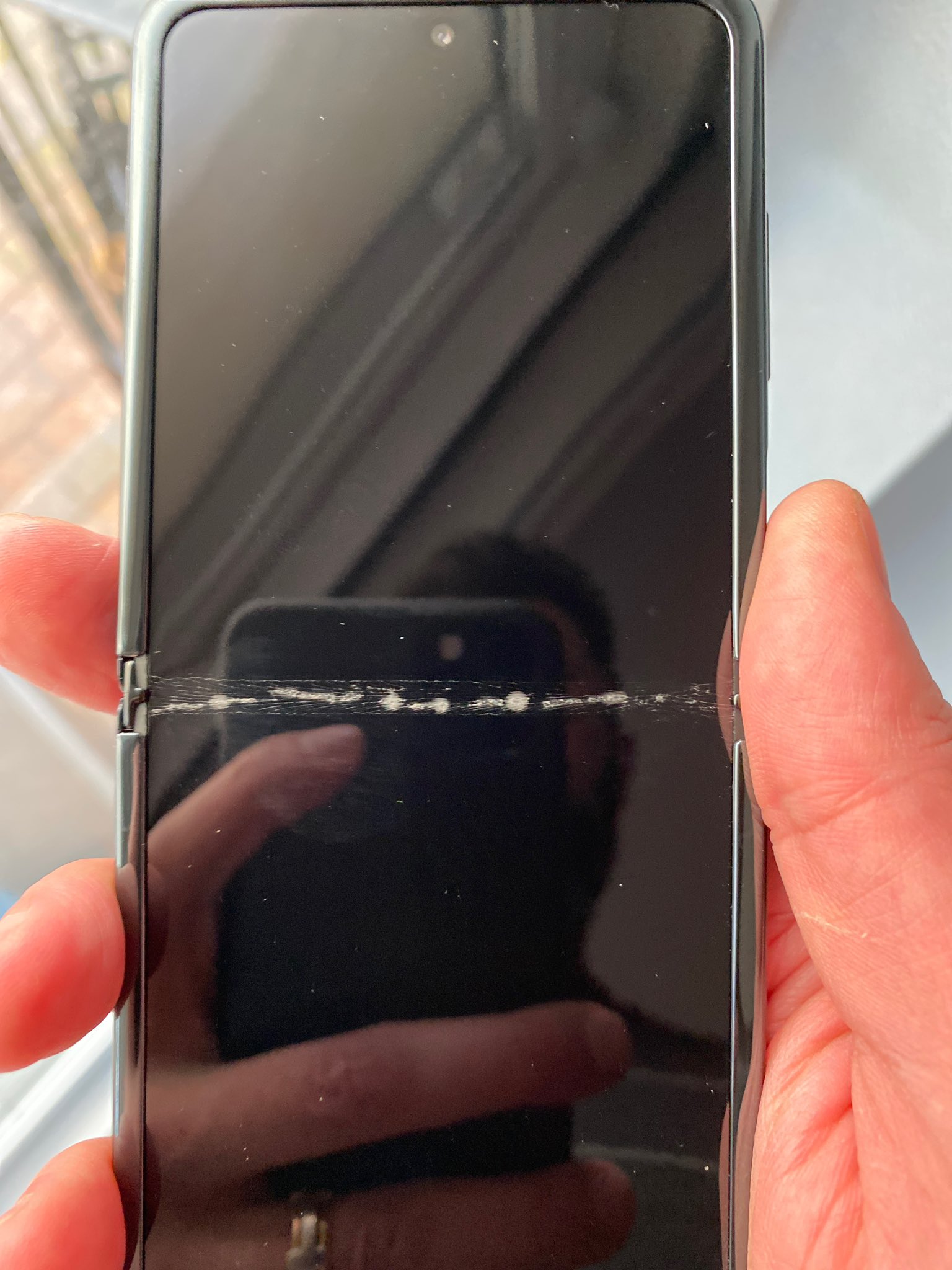 Samsung Galaxy Z Flip Ekranı Kırılır Mı? Samsung Galaxy Z Flip Ekranı Kırılır Mı?