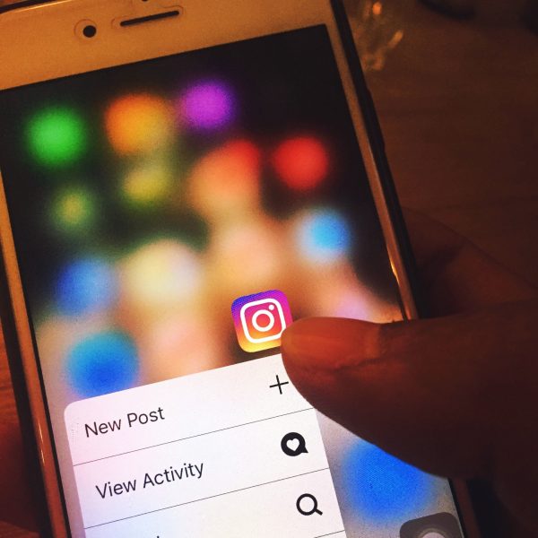 Instagram Post Yorumlara Nasıl Kapatılır? Person using smartphone
